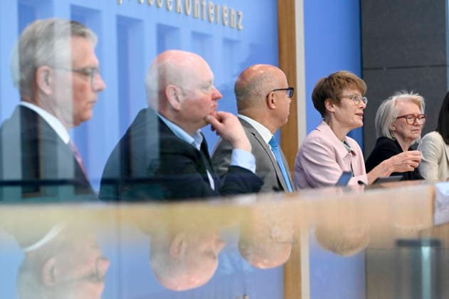 ABB BPK-GUTACHTEN - Prof. Dr. Martin Werding Prof. Dr. Achim Truger Prof. Dr. Dr. h.c. Monika Schnitzer, Vorsitzende Prof. Dr. Gabriel Felbermayr, Prof. Dr. Veronika Grimm Bericht zum Thema Vorstellung des Fruehjahrsgutachten 2026-Sachverstaendigenrat zur Begutachtung der gesamtwirtschaftlichen Entwicklung auf der BPK Bundespressekonferenz in Berlin am 27.05.2026 Berlin Deutschland *** ABB BPK GUTACHTEN Prof Dr Martin Werding Prof Dr Achim Truger Prof Dr Dr h c Monika Schnitzer, Chairwoman Prof Dr Gabriel Felbermayr, Prof Dr Veronika Grimm Report on the presentation of the 2026 Spring Report of the German Council of Economic Experts at the BPK Federal Press Conference in Berlin on 27 05 2026 Berlin Germany