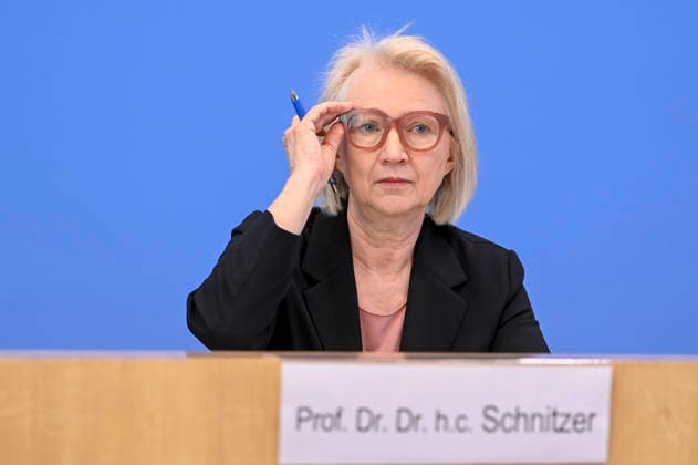 ABB BPK-GUTACHTEN - Prof. Dr. Dr. h.c. Monika Schnitzer, Vorsitzende Bericht zum Thema Vorstellung des Fruehjahrsgutachten 2026-Sachverstaendigenrat zur Begutachtung der gesamtwirtschaftlichen Entwicklung auf der BPK Bundespressekonferenz in Berlin am 27.05.2026 Berlin Deutschland *** ABB BPK GUTACHTEN Prof Dr Dr h c Monika Schnitzer, Chairwoman Report on the presentation of the Fruehjahrsgutachten 2026 Sachverstaendigenrat zur Begutachtung der gesamtwirtschaftlichen Entwicklung at the BPK Federal Press Conference in Berlin on 27 05 2026 Berlin Germany