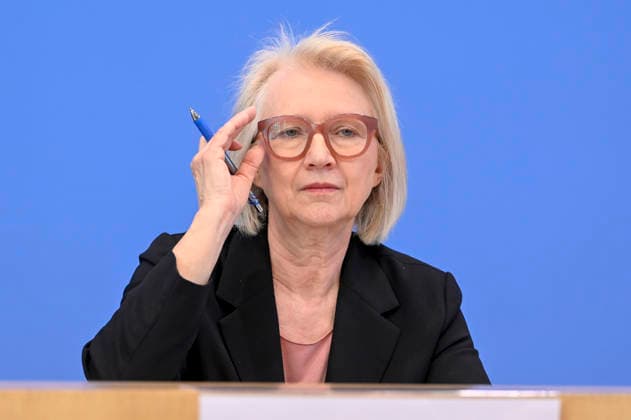 ABB BPK-GUTACHTEN - Prof. Dr. Dr. h.c. Monika Schnitzer, Vorsitzende Bericht zum Thema Vorstellung des Fruehjahrsgutachten 2026-Sachverstaendigenrat zur Begutachtung der gesamtwirtschaftlichen Entwicklung auf der BPK Bundespressekonferenz in Berlin am 27.05.2026 Berlin Deutschland *** ABB BPK GUTACHTEN Prof Dr Dr h c Monika Schnitzer, Chairwoman Report on the presentation of the Fruehjahrsgutachten 2026 Sachverstaendigenrat zur Begutachtung der gesamtwirtschaftlichen Entwicklung at the BPK Federal Press Conference in Berlin on 27 05 2026 Berlin Germany