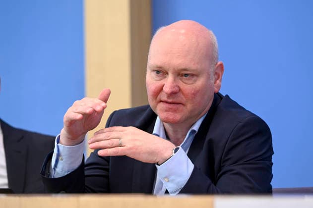 ABB BPK-GUTACHTEN - Prof. Dr. Achim Truger Bericht zum Thema Vorstellung des Fruehjahrsgutachten 2026-Sachverstaendigenrat zur Begutachtung der gesamtwirtschaftlichen Entwicklung auf der BPK Bundespressekonferenz in Berlin am 27.05.2026 Berlin Deutschland *** ABB BPK GUTACHTEN Prof Dr Achim Truger Report on the presentation of the 2026 Spring Report of the German Council of Economic Experts at the BPK Federal Press Conference in Berlin on 27 05 2026 Berlin Germany