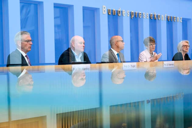 ABB BPK-GUTACHTEN - Prof. Dr. Martin Werding Prof. Dr. Achim Truger Prof. Dr. Dr. h.c. Monika Schnitzer, Vorsitzende Prof. Dr. Gabriel Felbermayr, Prof. Dr. Veronika Grimm Bericht zum Thema Vorstellung des Fruehjahrsgutachten 2026-Sachverstaendigenrat zur Begutachtung der gesamtwirtschaftlichen Entwicklung auf der BPK Bundespressekonferenz in Berlin am 27.05.2026 Berlin Deutschland *** ABB BPK GUTACHTEN Prof Dr Martin Werding Prof Dr Achim Truger Prof Dr Dr h c Monika Schnitzer, Chairwoman Prof Dr Gabriel Felbermayr, Prof Dr Veronika Grimm Report on the presentation of the Fruehjahrsgutachten 2026 Sachverstaendigenrat zur Begutachtung der gesamtwirtschaftlichen Entwicklung at the BPK Federal Press Conference in Berlin on 27 05 2026 Berlin