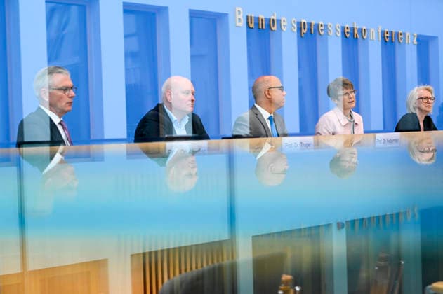 ABB BPK-GUTACHTEN - Prof. Dr. Martin Werding Prof. Dr. Achim Truger Prof. Dr. Dr. h.c. Monika Schnitzer, Vorsitzende Prof. Dr. Gabriel Felbermayr, Prof. Dr. Veronika Grimm Bericht zum Thema Vorstellung des Fruehjahrsgutachten 2026-Sachverstaendigenrat zur Begutachtung der gesamtwirtschaftlichen Entwicklung auf der BPK Bundespressekonferenz in Berlin am 27.05.2026 Berlin Deutschland *** ABB BPK GUTACHTEN Prof Dr Martin Werding Prof Dr Achim Truger Prof Dr Dr h c Monika Schnitzer, Chairwoman Prof Dr Gabriel Felbermayr, Prof Dr Veronika Grimm Report on the presentation of the Fruehjahrsgutachten 2026 Sachverstaendigenrat zur Begutachtung der gesamtwirtschaftlichen Entwicklung at the BPK Federal Press Conference in Berlin on 27 05 2026 Berlin