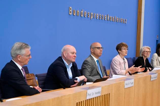 ABB BPK-GUTACHTEN - Prof. Dr. Martin Werding Prof. Dr. Achim Truger Prof. Dr. Dr. h.c. Monika Schnitzer, Vorsitzende Prof. Dr. Gabriel Felbermayr, Prof. Dr. Veronika Grimm Bericht zum Thema Vorstellung des Fruehjahrsgutachten 2026-Sachverstaendigenrat zur Begutachtung der gesamtwirtschaftlichen Entwicklung auf der BPK Bundespressekonferenz in Berlin am 27.05.2026 Berlin Deutschland *** ABB BPK GUTACHTEN Prof Dr Martin Werding Prof Dr Achim Truger Prof Dr Dr h c Monika Schnitzer, Chairwoman Prof Dr Gabriel Felbermayr, Prof Dr Veronika Grimm Report on the presentation of the Fruehjahrsgutachten 2026 Sachverstaendigenrat zur Begutachtung der gesamtwirtschaftlichen Entwicklung at the BPK Federal Press Conference in Berlin on 27 05 2026 Berlin