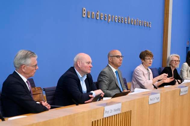 ABB BPK-GUTACHTEN - Prof. Dr. Martin Werding Prof. Dr. Achim Truger Prof. Dr. Dr. h.c. Monika Schnitzer, Vorsitzende Prof. Dr. Gabriel Felbermayr, Prof. Dr. Veronika Grimm Bericht zum Thema Vorstellung des Fruehjahrsgutachten 2026-Sachverstaendigenrat zur Begutachtung der gesamtwirtschaftlichen Entwicklung auf der BPK Bundespressekonferenz in Berlin am 27.05.2026 Berlin Deutschland *** ABB BPK GUTACHTEN Prof Dr Martin Werding Prof Dr Achim Truger Prof Dr Dr h c Monika Schnitzer, Chairwoman Prof Dr Gabriel Felbermayr, Prof Dr Veronika Grimm Report on the presentation of the Fruehjahrsgutachten 2026 Sachverstaendigenrat zur Begutachtung der gesamtwirtschaftlichen Entwicklung at the BPK Federal Press Conference in Berlin on 27 05 2026 Berlin