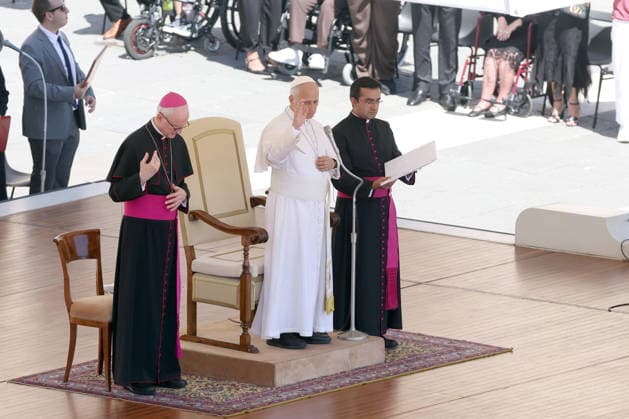 IPA85104591 - Vatican City - Italy, May 27, 2026: Pope Leo XIV presides over the Wednesday General Audience in St. Peter s Square. This morning thousands of faithful and pilgrims from around the world gathered in St. Peter s Square to participate in the Wednesday General Audience with Pope Leo XIV. It was a time of prayer, listening and communion that filled the square with hope, reflection and joy.  Copyright: xmarcoxiacobuccix xmarcoxiacobuccix 85104591