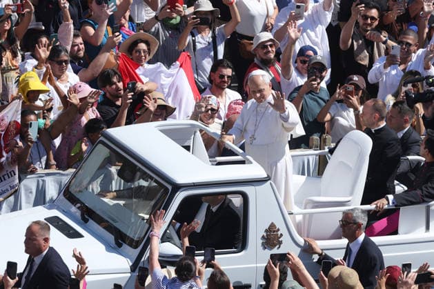 IPA85104532 - Vatican City - Italy, May 27, 2026: The pontiff s greeting to the faithful gathered in the square on the Popemobile. Pope Leo XIV presides over Wednesday General Audience in St. Peter s Square This morning thousands of faithful and pilgrims from around the world gathered in St. Peter s Square to participate in the Wednesday General Audience with Pope Leo XIV. It was a time of prayer, listening and communion that filled the square with hope, reflection and joy.  Copyright: xmarcoxiacobuccix xmarcoxiacobuccix 85104532