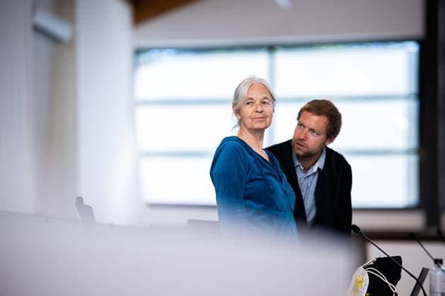 27.05.2026 - Urteilsverkündung beim Prozess gegen Daniela Klette: Der mutmaßlichen RAF-Terroristin wird versuchter Mord und die Beteiligung an bewaffneten Raubüberfällen vorgeworfen, die in einer umgebauten Reithalle vor dem Landgericht Verden (Aller) in Niedersachsen verhandelt wird. Die Staatsanwaltschaft fordert 15 Jahre Haft. Im Bild: Lukas Theune (Anwalt der Angeklagten) und Daniela Klette. , *** 27 05 2026 Verdict announced at the trial of Daniela Klette The alleged RAF terrorist is accused of attempted murder and involvement in armed robberies, which is being tried in a converted riding arena at the Verden Aller Regional Court in Lower Saxony The public prosecutor is demanding 15 years in prison In the picture Lukas Theune
