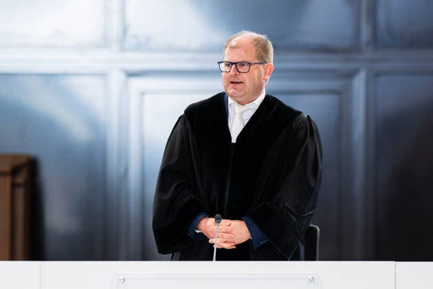 27.05.2026 - Urteilsverkündung beim Prozess gegen Daniela Klette: Der mutmaßlichen RAF-Terroristin wird versuchter Mord und die Beteiligung an bewaffneten Raubüberfällen vorgeworfen, die in einer umgebauten Reithalle vor dem Landgericht Verden (Aller) in Niedersachsen verhandelt wird. Die Staatsanwaltschaft fordert 15 Jahre Haft. Im Bild: Lars Engelke (Richter). , *** 27 05 2026 Verdict announced at the trial of Daniela Klette The alleged RAF terrorist is accused of attempted murder and involvement in armed robberies, which is being tried in a converted riding arena at the Verden Aller Regional Court in Lower Saxony The public prosecutor is demanding 15 years in prison Pictured Lars Engelke Judge ,