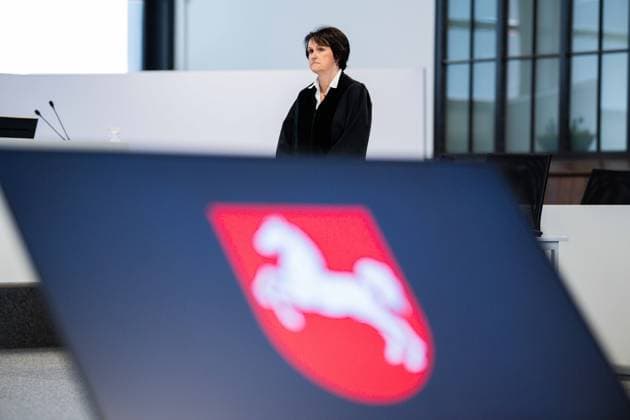 27.05.2026 - Urteilsverkündung beim Prozess gegen Daniela Klette: Der mutmaßlichen RAF-Terroristin wird versuchter Mord und die Beteiligung an bewaffneten Raubüberfällen vorgeworfen, die in einer umgebauten Reithalle vor dem Landgericht Verden (Aller) in Niedersachsen verhandelt wird. Die Staatsanwaltschaft fordert 15 Jahre Haft. Im Bild: Dr. Annette Marquardt (Staatsanwältin). , *** 27 05 2026 Verdict announced at the trial of Daniela Klette The alleged RAF terrorist is accused of attempted murder and involvement in armed robberies, which is being tried in a converted riding arena at the Verden Aller Regional Court in Lower Saxony The public prosecutors office is demanding 15 years in prison In the picture Dr Annette Marquardt P