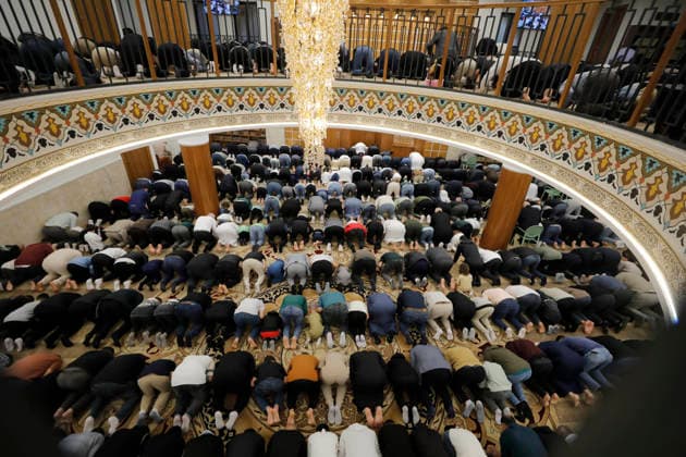 Palestinian worshipers perform Eid al-Adha prayers in Hebron Palestinian worshipers perform Eid al-Adha prayers at Al-Hussein Mosque in the West Bank city of Hebron on May 27, 2026, as residents gathered from the early morning hours to mark the holiday in a spiritual atmosphere. Photo by Mamoun Wazwaz apaimages Hebron West Bank Palestinian Territory 270526_Hebron_MW_00(5) Copyright: xapaimagesxMamounxWazwazx xapaimagesx