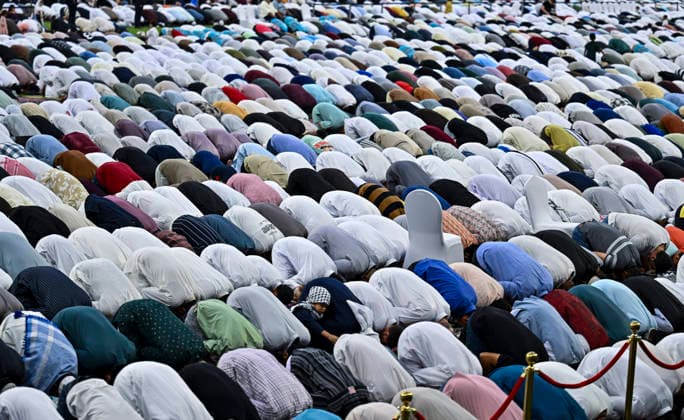 Eid Al-Adha Prayer 2026 In Doha Muslim worshipers perform Eid al-Adha morning prayers at the Education City Stadium in Doha, Qatar, on May 27, 2026. Muslims around the world celebrate Eid al-Adha, which marks the end of the annual pilgrimage or hajj to the Saudi holy city of Mecca and commemorates Abraham s readiness to sacrifice his son to God Doha Qatar Copyright: xNOUSHADx