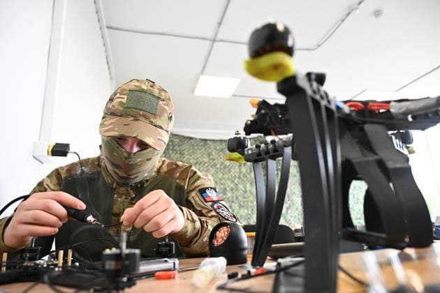 Russia Defence Contract Service Recruitment 9174383 27.05.2026 A man who signed a contract for military service in unmanned systems forces with Russia™s Defence Ministry attend a class before his departure for garrisons at a recruitment centre in Balashikha, Moscow region, Russia. Kristina Solovyova Sputnik Balashikha Moscow region Russia  Copyright: xKristinaxSolovyovax