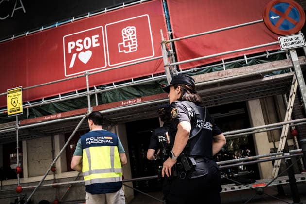 The UCO goes to the national headquarters of the PSOE in Ferraz within an investigation for alleged illegal financing Agents of the National Police at the national headquarters of the PSOE in Ferraz, on 27 May 2026, in Madrid Spain Agents of the Central Operative Unit UCO of the Guardia Civil have gone early this Wednesday to the federal headquarters of the PSOE The action is part of an investigation led by the judge of the Audiencia Nacional Santiago Pedraz The case includes a separate piece, declared secret, about alleged frauds of public contracts linked to the former Chairman of SEPI Vicente Fernández, the former Socialist councilwoman Leire Díez and the businessman Antxon Alonso 27 MAY 2026 Diego Radamé Madrid Madrid Espana  Copyright: xDiegoxRadamÃ sx 7553370