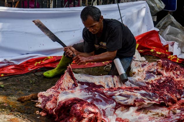 May 27, 2026, Bandung, West Java, Indonesia: Muslims prepare meat during Eid al-Adha celebrations in Bandung, Indonesia. Muslims around the world celebrate Eid al-Adha, to commemorate the Prophet Abraham s willingness to sacrifice his son as a sign of his obedience to Allah, where they sacrifice halal animals - generally goats, sheep and cows. Bandung Indonesia - ZUMAr272 20260527_zip_r272_043 Copyright: xDimasxRachmatsyahx