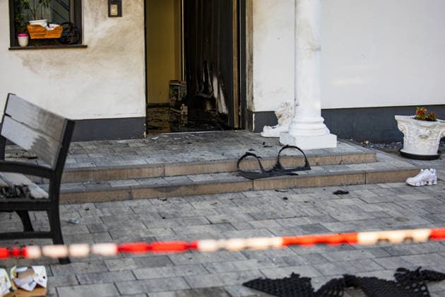 Brandanschlag auf Wohnhaus Explosion vermutet 9 Betroffene Am 27.05.2026 kam es in Groß-Umstadt – Ortsteil Richen – zu einem mutmaßlichen Brandanschlag vor einem Mehrfamilienhaus. Gegen 5 Uhr meldeten Zeugen über den Notruf einen lauten Knall sowie ein Feuer vor dem Gebäude. Durch die Flammen und die Druckwelle wurde unter anderem die Haustür des Mehrfamilienhauses beschädigt. Verletzt wurde niemand, die Feuerwehr löschte die letzten Flammen schnell. Laut Zeugenaussagen sollen zwei bislang unbekannte, als groß und schlank beschriebene Männer anschließend vom Tatort weggelaufen und mit einem Fahrzeug weggefahren sein. Die Polizei leitete umgehend Fahndungsmaßnahmen ein. Die Ermittlungen werden gemeinsam mit dem Hessischen Landeskriminalamt geführt. Groß-Umstadt Richen Hessen Deutschland *** Arson attack on residential building Explosion suspected 9 people affected On 27 05 2026, there was a suspected arson attack on a residential building in Groß Umstadt in the district of Richen Traces at th