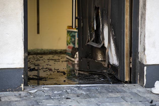 Brandanschlag auf Wohnhaus Explosion vermutet 9 Betroffene Am 27.05.2026 kam es in Groß-Umstadt – Ortsteil Richen – zu einem mutmaßlichen Brandanschlag vor einem Mehrfamilienhaus. Gegen 5 Uhr meldeten Zeugen über den Notruf einen lauten Knall sowie ein Feuer vor dem Gebäude. Durch die Flammen und die Druckwelle wurde unter anderem die Haustür des Mehrfamilienhauses beschädigt. Verletzt wurde niemand, die Feuerwehr löschte die letzten Flammen schnell. Laut Zeugenaussagen sollen zwei bislang unbekannte, als groß und schlank beschriebene Männer anschließend vom Tatort weggelaufen und mit einem Fahrzeug weggefahren sein. Die Polizei leitete umgehend Fahndungsmaßnahmen ein. Die Ermittlungen werden gemeinsam mit dem Hessischen Landeskriminalamt geführt. Groß-Umstadt Richen Hessen Deutschland *** Arson attack on residential building Explosion suspected 9 people affected On 27 05 2026, there was a suspected arson attack on a residential building in Groß Umstadt in the district of Richen Traces at th