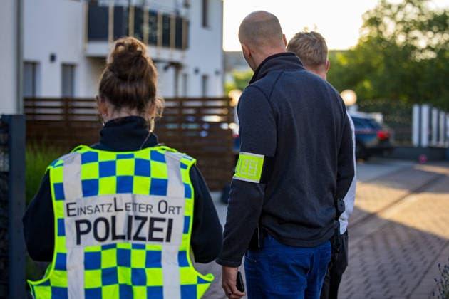 Brandanschlag auf Wohnhaus Explosion vermutet 9 Betroffene Am 27.05.2026 kam es in Groß-Umstadt – Ortsteil Richen – zu einem mutmaßlichen Brandanschlag vor einem Mehrfamilienhaus. Gegen 5 Uhr meldeten Zeugen über den Notruf einen lauten Knall sowie ein Feuer vor dem Gebäude. Durch die Flammen und die Druckwelle wurde unter anderem die Haustür des Mehrfamilienhauses beschädigt. Verletzt wurde niemand, die Feuerwehr löschte die letzten Flammen schnell. Laut Zeugenaussagen sollen zwei bislang unbekannte, als groß und schlank beschriebene Männer anschließend vom Tatort weggelaufen und mit einem Fahrzeug weggefahren sein. Die Polizei leitete umgehend Fahndungsmaßnahmen ein. Die Ermittlungen werden gemeinsam mit dem Hessischen Landeskriminalamt geführt. Groß-Umstadt Richen Hessen Deutschland *** Arson attack on residential building Explosion suspected 9 people affected On 27 05 2026, there was a suspected arson attack on a residential building in Groß Umstadt in the district of Richen Traces at th
