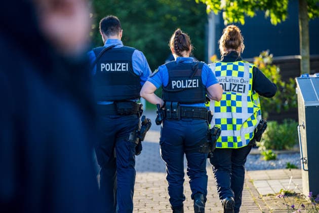 Brandanschlag auf Wohnhaus Explosion vermutet 9 Betroffene Am 27.05.2026 kam es in Groß-Umstadt – Ortsteil Richen – zu einem mutmaßlichen Brandanschlag vor einem Mehrfamilienhaus. Gegen 5 Uhr meldeten Zeugen über den Notruf einen lauten Knall sowie ein Feuer vor dem Gebäude. Durch die Flammen und die Druckwelle wurde unter anderem die Haustür des Mehrfamilienhauses beschädigt. Verletzt wurde niemand, die Feuerwehr löschte die letzten Flammen schnell. Laut Zeugenaussagen sollen zwei bislang unbekannte, als groß und schlank beschriebene Männer anschließend vom Tatort weggelaufen und mit einem Fahrzeug weggefahren sein. Die Polizei leitete umgehend Fahndungsmaßnahmen ein. Die Ermittlungen werden gemeinsam mit dem Hessischen Landeskriminalamt geführt. Groß-Umstadt Richen Hessen Deutschland *** Arson attack on residential building Explosion suspected 9 people affected On 27 05 2026, there was a suspected arson attack on a residential building in Groß Umstadt in the district of Richen Traces at th