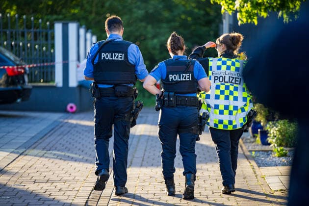 Brandanschlag auf Wohnhaus Explosion vermutet 9 Betroffene Am 27.05.2026 kam es in Groß-Umstadt – Ortsteil Richen – zu einem mutmaßlichen Brandanschlag vor einem Mehrfamilienhaus. Gegen 5 Uhr meldeten Zeugen über den Notruf einen lauten Knall sowie ein Feuer vor dem Gebäude. Durch die Flammen und die Druckwelle wurde unter anderem die Haustür des Mehrfamilienhauses beschädigt. Verletzt wurde niemand, die Feuerwehr löschte die letzten Flammen schnell. Laut Zeugenaussagen sollen zwei bislang unbekannte, als groß und schlank beschriebene Männer anschließend vom Tatort weggelaufen und mit einem Fahrzeug weggefahren sein. Die Polizei leitete umgehend Fahndungsmaßnahmen ein. Die Ermittlungen werden gemeinsam mit dem Hessischen Landeskriminalamt geführt. Groß-Umstadt Richen Hessen Deutschland *** Arson attack on residential building Explosion suspected 9 people affected On 27 05 2026, there was a suspected arson attack on a residential building in Groß Umstadt in the district of Richen Traces at th