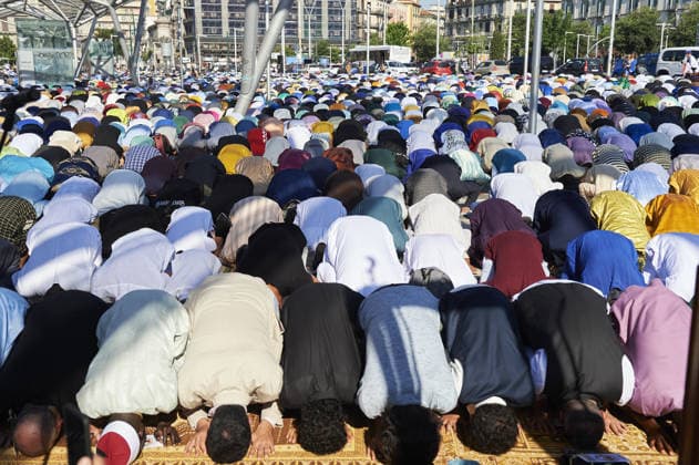 Muslim community gathers for Eid al-Adha prayer in Naples, Italy NAPLES, ITALY - MAY 27: Members of the Muslim community gather to perform the Eid al-Adha (Feast of the Sacrifice) morning prayer in Naples, Italy, on May 27, 2026. Eliano Imperato Anadolu Naples Italy. Editorial use only. Please get in touch for any other usage.  Copyright: x2026xAnadoluxElianoxImperatox