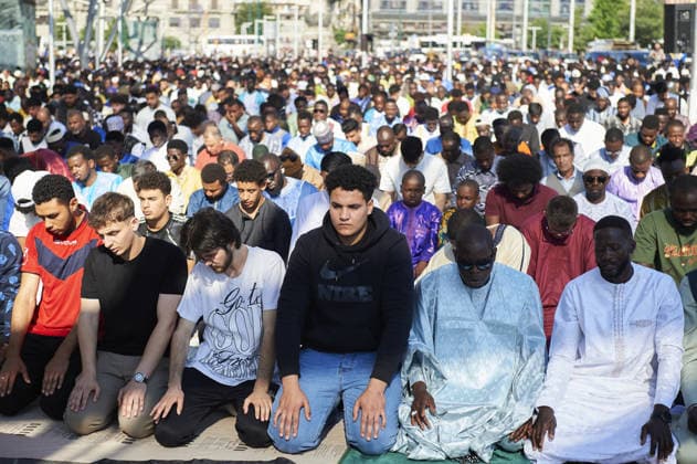 Muslim community gathers for Eid al-Adha prayer in Naples, Italy NAPLES, ITALY - MAY 27: Members of the Muslim community gather to perform the Eid al-Adha (Feast of the Sacrifice) morning prayer in Naples, Italy, on May 27, 2026. Eliano Imperato Anadolu Naples Italy. Editorial use only. Please get in touch for any other usage.  Copyright: x2026xAnadoluxElianoxImperatox