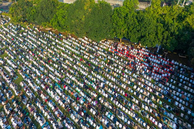 May 27, 2026, Jakarta, Jakarta, Indonesia: Jakarta, Indonesia, 27 May 2026 : Thousands of Muslims held eid adha pray at Al Azhar Mosque, Jakarta, Indonesia. After eid adha pray muslim slaughters goat and cow for distribution for the poor. Jakarta Indonesia  - ZUMAh128 20260527_zap_h128_003 Copyright: xDonalxHusnix