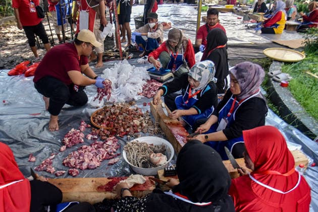 May 27, 2026, Bandung, West Java, Indonesia: Muslims prepare meat during Eid al-Adha celebrations in Bandung, Indonesia. Muslims around the world celebrate Eid al-Adha, to commemorate the Prophet Abraham s willingness to sacrifice his son as a sign of his obedience to Allah, where they sacrifice halal animals - generally goats, sheep and cows. Bandung Indonesia - ZUMAr272 20260527_zip_r272_037 Copyright: xDimasxRachmatsyahx