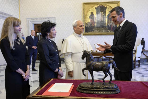 Pope Leo XIV Meets Pedro Sanchez Perez-Castejon - Vatican Pope Leo XIV receives the Prime Minister of Spain, Pedro Sanchez Perez-Castejon, in the Vatican on May 27, 2026. Photo by (EV) Simone Risoluti Vatican Media ABACAPRESS.COM Vatican Vatican (or Holy See)  Copyright: xABACAx