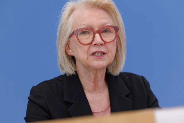 Wirtschaftsweise stellen Frühjahrsgutachten vor 2026-05-27 Deutschland, Berlin Bundespressekonferenz: Der Sachverständigenrat zur Begutachtung der gesamtwirtschaftlichen Entwicklung präsentiert sein Frühjahrsgutachten 2026. Im Bild Prof. Dr. Monika Schnitzer, Vorsitzende.. *** The German Council of Economic Experts presents its spring report 2026 05 27 Germany, Berlin Federal Press Conference The German Council of Economic Experts presents its spring report 2026 In the picture Prof Dr Monika Schnitzer, Chairwoman