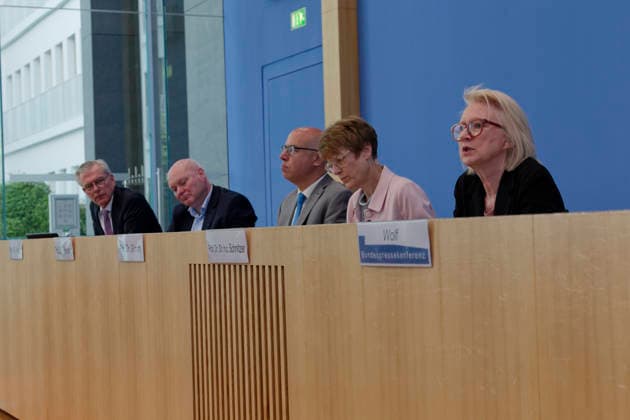 Wirtschaftsweise stellen Frühjahrsgutachten vor 2026-05-27 Deutschland, Berlin Bundespressekonferenz: Der Sachverständigenrat zur Begutachtung der gesamtwirtschaftlichen Entwicklung präsentiert sein Frühjahrsgutachten 2026. Im Bild v.l.: Prof. Dr. Martin Werding, Prof. Dr. Achim Truger, Prof. Dr. Gabriel Felbermayr, Ph.D., Prof. Dr. Veronika Grimm, Prof. Dr. Monika Schnitzer, Vorsitzende. *** The German Council of Economic Experts presents its Spring Report 2026 05 27 Germany, Berlin Federal Press Conference The German Council of Economic Experts presents its Spring Report 2026 Pictured from l Prof Dr Martin Werding, Prof Dr Achim Truger, Prof Dr Gabriel Felbermayr, Ph D , Prof Dr Veronika Grimm, Prof Dr Monika Schnitzer, Chai