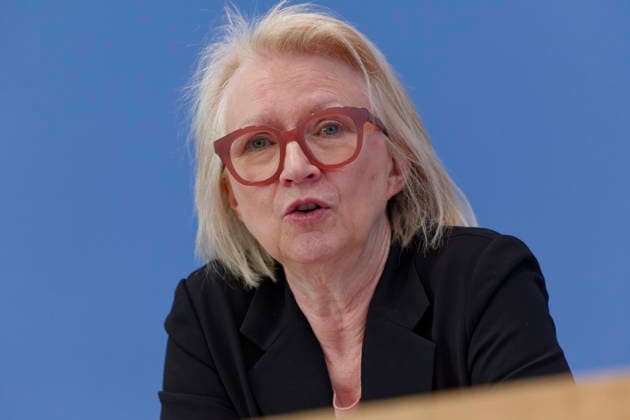 Wirtschaftsweise stellen Frühjahrsgutachten vor 2026-05-27 Deutschland, Berlin Bundespressekonferenz: Der Sachverständigenrat zur Begutachtung der gesamtwirtschaftlichen Entwicklung präsentiert sein Frühjahrsgutachten 2026. Im Bild Prof. Dr. Monika Schnitzer, Vorsitzende.. *** The German Council of Economic Experts presents its spring report 2026 05 27 Germany, Berlin Federal Press Conference The German Council of Economic Experts presents its spring report 2026 In the picture Prof Dr Monika Schnitzer, Chairwoman