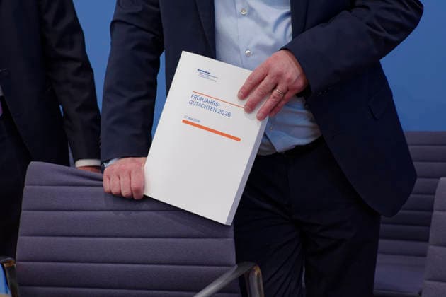 Wirtschaftsweise stellen Frühjahrsgutachten vor 2026-05-27 Deutschland, Berlin Bundespressekonferenz: Der Sachverständigenrat zur Begutachtung der gesamtwirtschaftlichen Entwicklung präsentiert sein Frühjahrsgutachten 2026. Im Bild die Druckausgabe des Gutachtens. *** The Council of Economic Experts presents its spring report 2026 05 27 Germany, Berlin Federal Press Conference The German Council of Economic Experts presents its spring report 2026 The printed version of the report is pictured here