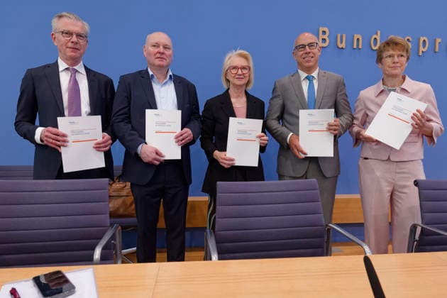 Wirtschaftsweise stellen Frühjahrsgutachten vor 2026-05-27 Deutschland, Berlin Bundespressekonferenz: Der Sachverständigenrat zur Begutachtung der gesamtwirtschaftlichen Entwicklung präsentiert sein Frühjahrsgutachten 2026. Im Bild v.l.: Prof. Dr. Martin Werding, Prof. Dr. Achim Truger, Prof. Dr. Monika Schnitzer, Vorsitzende, Prof. Dr. Gabriel Felbermayr, Ph.D., Prof. Dr. Veronika Grimm.. *** The German Council of Economic Experts presents its Spring Report 2026 05 27 Germany, Berlin Federal Press Conference The German Council of Economic Experts presents its Spring Report 2026 Pictured from left Prof Dr Martin Werding, Prof Dr Achim Truger, Prof Dr Monika Schnitzer, Chairwoman, Prof Dr Gabriel Felbermayr, Ph D , Prof Dr Ver