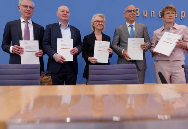 Wirtschaftsweise stellen Frühjahrsgutachten vor 2026-05-27 Deutschland, Berlin Bundespressekonferenz: Der Sachverständigenrat zur Begutachtung der gesamtwirtschaftlichen Entwicklung präsentiert sein Frühjahrsgutachten 2026. Im Bild v.l.: Prof. Dr. Martin Werding, Prof. Dr. Achim Truger, Prof. Dr. Monika Schnitzer, Vorsitzende, Prof. Dr. Gabriel Felbermayr, Ph.D., Prof. Dr. Veronika Grimm.. *** The German Council of Economic Experts presents its Spring Report 2026 05 27 Germany, Berlin Federal Press Conference The German Council of Economic Experts presents its Spring Report 2026 Pictured from left Prof Dr Martin Werding, Prof Dr Achim Truger, Prof Dr Monika Schnitzer, Chairwoman, Prof Dr Gabriel Felbermayr, Ph D , Prof Dr Ver
