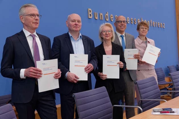 Wirtschaftsweise stellen Frühjahrsgutachten vor 2026-05-27 Deutschland, Berlin Bundespressekonferenz: Der Sachverständigenrat zur Begutachtung der gesamtwirtschaftlichen Entwicklung präsentiert sein Frühjahrsgutachten 2026. Im Bild v.l.: Prof. Dr. Martin Werding, Prof. Dr. Achim Truger, Prof. Dr. Monika Schnitzer, Vorsitzende, Prof. Dr. Gabriel Felbermayr, Ph.D., Prof. Dr. Veronika Grimm.. *** The German Council of Economic Experts presents its Spring Report 2026 05 27 Germany, Berlin Federal Press Conference The German Council of Economic Experts presents its Spring Report 2026 Pictured from left Prof Dr Martin Werding, Prof Dr Achim Truger, Prof Dr Monika Schnitzer, Chairwoman, Prof Dr Gabriel Felbermayr, Ph D , Prof Dr Ver
