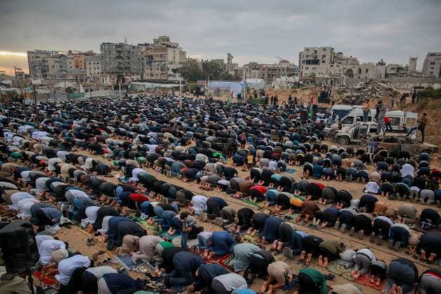 RECORD DATE NOT STATED Eid al-Adha Celebrations 2026 (INT) Eid al-Adha Celebrations 2026 May 27, 2026, Gaza, Palestine: Palestinian Muslims participate in Eid al-Adha prayers on May 27, 2026 in Gaza City, Gaza. Eid al-Adha (the Festival of Sacrifice) is one of the most sacred holidays in Islam, honoring Prophet Ibrahim and celebrated over a few days depending on regional moon sightings. The festival also marks the conclusion of the annual Hajj pilgrimage to Mecca. Credit: Hashem Zimmo Thenews2(Foto: Hashem Zimmo Thenews2 imago images) Eid al-Adha Celebrations 2026  Copyright: xHashemxZimmox