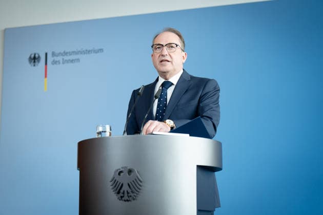 Pressestatement, Bundesinnenminister, Alexander Dobrindt Berlin, Pressestatement, Bundesinnenminister, Alexander Dobrindt, Bundesministerium des Innern Berlin Berlin GER *** Press statement, Federal Minister of the Interior, Alexander Dobrindt Berlin, Press statement, Federal Minister of the Interior, Alexander Dobrindt, Federal Ministry of the Interior Berlin Berlin GER