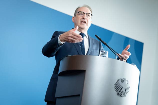 Pressestatement, Bundesinnenminister, Alexander Dobrindt Berlin, Pressestatement, Bundesinnenminister, Alexander Dobrindt, Bundesministerium des Innern Berlin Berlin GER *** Press statement, Federal Minister of the Interior, Alexander Dobrindt Berlin, Press statement, Federal Minister of the Interior, Alexander Dobrindt, Federal Ministry of the Interior Berlin Berlin GER
