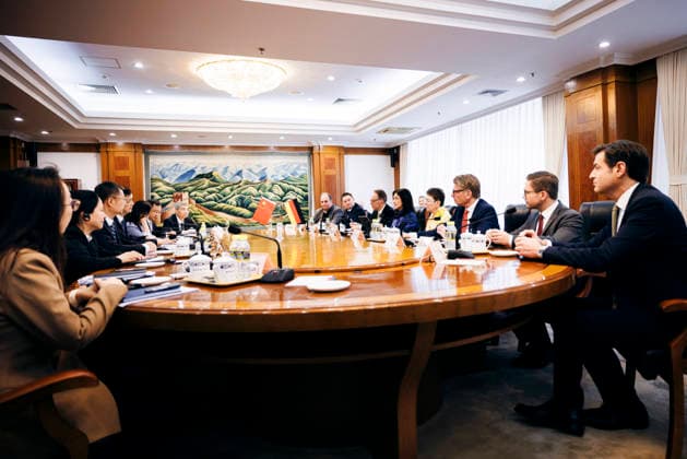 Katherina Reiche (CDU), Bundesministerin fuer Wirtschaft und Energie trifft den Vizeminister ZHOU Haibing zu einem Gespraech in Peking, 27.05.2026. Fotografiert im Auftrag des Bundesministerium fuer Wirtschaft und Energie (BMWE) Peking China *** Katherina Reiche CDU , Federal Minister for Economic Affairs and Energy meets Vice Minister ZHOU Haibing for talks in Beijing, 27 05 2026 Photographed on behalf of the Federal Ministry for Economic Affairs and Energy BMWE Beijing China Copyright: xFelixxZahn BMWEx
