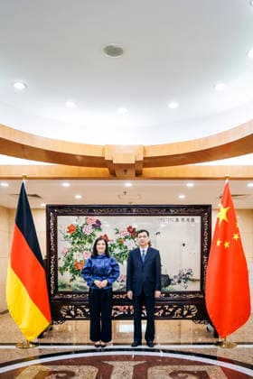 Katherina Reiche (CDU), Bundesministerin fuer Wirtschaft und Energie trifft den Vizeminister ZHOU Haibing zu einem Gespraech in Peking, 27.05.2026. Fotografiert im Auftrag des Bundesministerium fuer Wirtschaft und Energie (BMWE) Peking China *** Katherina Reiche CDU , Federal Minister for Economic Affairs and Energy meets Vice Minister ZHOU Haibing for talks in Beijing, 27 05 2026 Photographed on behalf of the Federal Ministry for Economic Affairs and Energy BMWE Beijing China Copyright: xFelixxZahn BMWEx