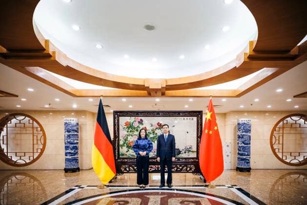 Katherina Reiche (CDU), Bundesministerin fuer Wirtschaft und Energie trifft den Vizeminister ZHOU Haibing zu einem Gespraech in Peking, 27.05.2026. Fotografiert im Auftrag des Bundesministerium fuer Wirtschaft und Energie (BMWE) Peking China *** Katherina Reiche CDU , Federal Minister for Economic Affairs and Energy meets Vice Minister ZHOU Haibing for talks in Beijing, 27 05 2026 Photographed on behalf of the Federal Ministry for Economic Affairs and Energy BMWE Beijing China Copyright: xFelixxZahn BMWEx