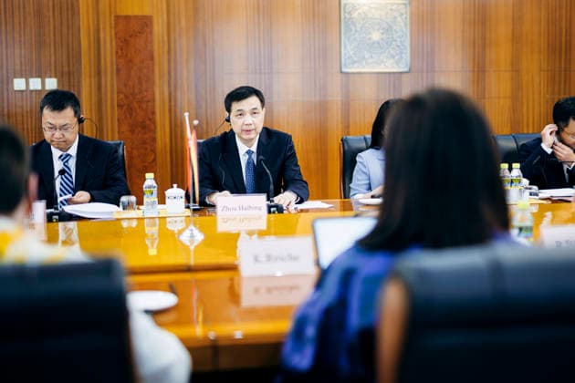 Katherina Reiche (CDU), Bundesministerin fuer Wirtschaft und Energie trifft den Vizeminister ZHOU Haibing zu einem Gespraech in Peking, 27.05.2026. Fotografiert im Auftrag des Bundesministerium fuer Wirtschaft und Energie (BMWE) Peking China *** Katherina Reiche CDU , Federal Minister for Economic Affairs and Energy meets Vice Minister ZHOU Haibing for talks in Beijing, 27 05 2026 Photographed on behalf of the Federal Ministry for Economic Affairs and Energy BMWE Beijing China Copyright: xFelixxZahn BMWEx