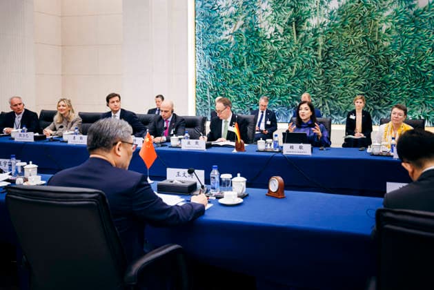 Katherina Reiche (CDU), Bundesministerin fuer Wirtschaft und Energie trifft WANG Wentao, Handelsminister Chinas zu einem Gespraech in Peking, 27.05.2026. Fotografiert im Auftrag des Bundesministerium fuer Wirtschaft und Energie (BMWE) Peking China *** Katherina Reiche CDU , Federal Minister for Economic Affairs and Energy meets WANG Wentao, Minister of Commerce of China for talks in Beijing, 27 05 2026 Photographed on behalf of the Federal Ministry for Economic Affairs and Energy BMWE Beijing China Copyright: xFelixxZahn BMWEx