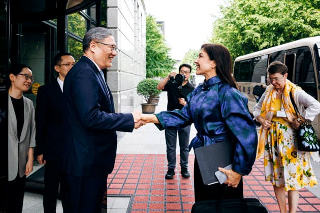 Katherina Reiche (CDU), Bundesministerin fuer Wirtschaft und Energie trifft WANG Wentao, Handelsminister Chinas zu einem Gespraech in Peking, 27.05.2026. Fotografiert im Auftrag des Bundesministerium fuer Wirtschaft und Energie (BMWE) Peking China *** Katherina Reiche CDU , Federal Minister for Economic Affairs and Energy meets WANG Wentao, Minister of Commerce of China for talks in Beijing, 27 05 2026 Photographed on behalf of the Federal Ministry for Economic Affairs and Energy BMWE Beijing China Copyright: xFelixxZahn BMWEx