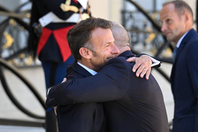 Emmanuel Macron recoit le Premier ministre de la Bulgarie Roumen Radev a lElysee The French President Emmanuel Macron and M Roumen Radev, Prime minister of Bulgaria at the Elysee Palace on Friday, April 17, 2026 456816 2026 05 27 Paris France Macron, Emmanuel  Copyright: xL.Urmanx xStarfacex STAR_456816_008