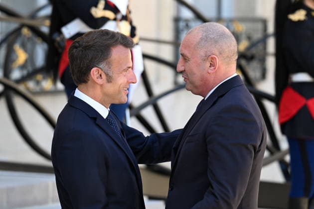 Emmanuel Macron recoit le Premier ministre de la Bulgarie Roumen Radev a lElysee The French President Emmanuel Macron and M Roumen Radev, Prime minister of Bulgaria at the Elysee Palace on Friday, April 17, 2026 456816 2026 05 27 Paris France Macron, Emmanuel  Copyright: xL.Urmanx xStarfacex STAR_456816_010