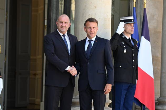 Emmanuel Macron recoit le Premier ministre de la Bulgarie Roumen Radev a lElysee The French President Emmanuel Macron and M Roumen Radev, Prime minister of Bulgaria at the Elysee Palace on Friday, April 17, 2026 456816 2026 05 27 Paris France Macron, Emmanuel  Copyright: xL.Urmanx xStarfacex STAR_456816_013