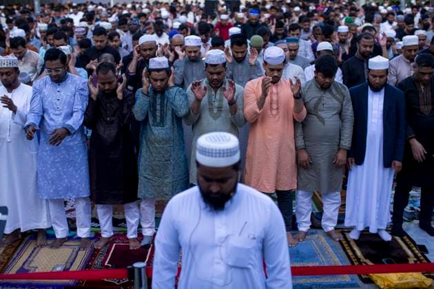 May 27, 2026, Madrid, Madrid, Spain: A group of Muslims of various nationalities pray during the celebration of the Feast of the Sacrifice, Eid al-Adha, in the Casino de la Reina park in the Lavapio s neighborhood. Eid al-Adha is a festival that symbolizes devotion and gratitude to God. Madrid Spain  - ZUMAs296 20260527_znp_s296_002 Copyright: xLuisxSotox