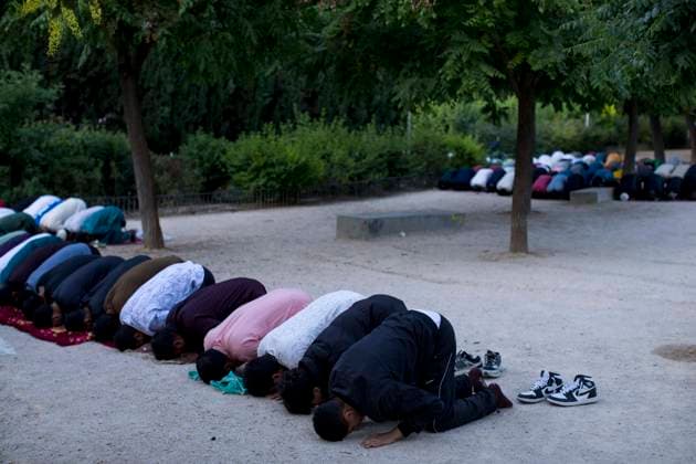 May 27, 2026, Madrid, Madrid, Spain: A group of Muslims of various nationalities pray during the celebration of the Feast of the Sacrifice, Eid al-Adha, in the Casino de la Reina park in the Lavapio s neighborhood. Eid al-Adha is a festival that symbolizes devotion and gratitude to God. Madrid Spain  - ZUMAs296 20260527_znp_s296_005 Copyright: xLuisxSotox