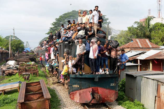 May 27, 2026, Joydevpu, Gazipur, Bangladesh: Ahead of Eid al-Adha, thousands of people are traveling from Joydebpur in Gazipur, Bangladesh, to their village homes by riding on the roofs of overcrowded trains, risking their lives. A large number of the passengers are low-income garment workers who choose this dangerous journey because of the affordable fare. Joydevpu Bangladesh  - ZUMAk174 20260527_zip_k174_010 Copyright: xSyedxMahabubulxKaderx